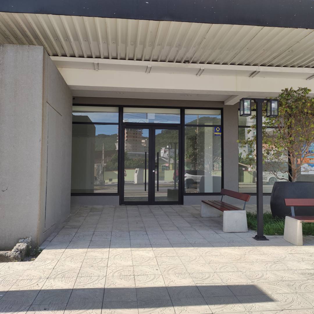 Ótima Sala Comercial em frente a Avenida Governador Celso Ramos