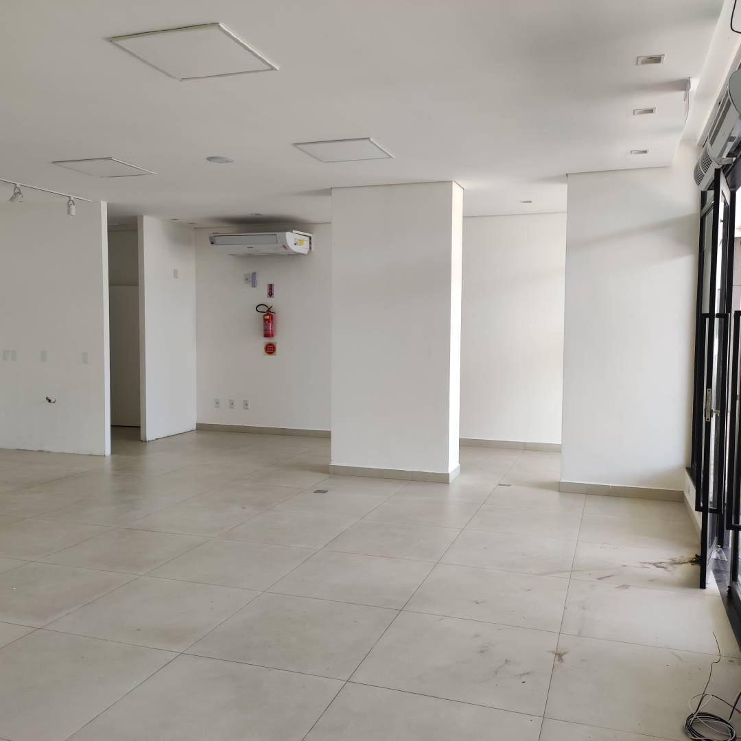 Ótima Sala Comercial em frente a Avenida Governador Celso Ramos