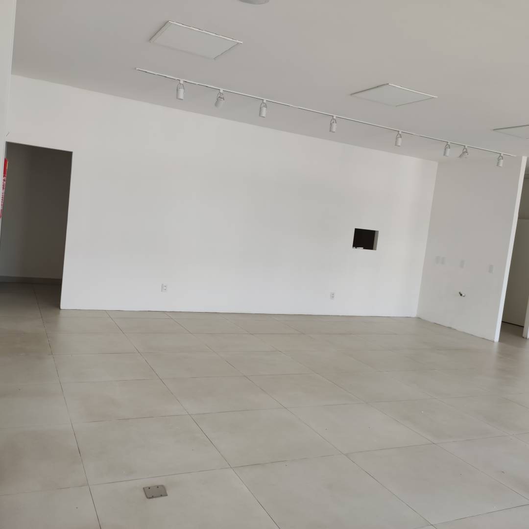 Ótima Sala Comercial em frente a Avenida Governador Celso Ramos