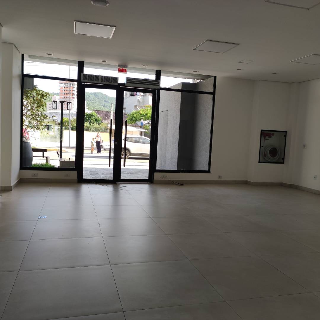 Ótima Sala Comercial em frente a Avenida Governador Celso Ramos