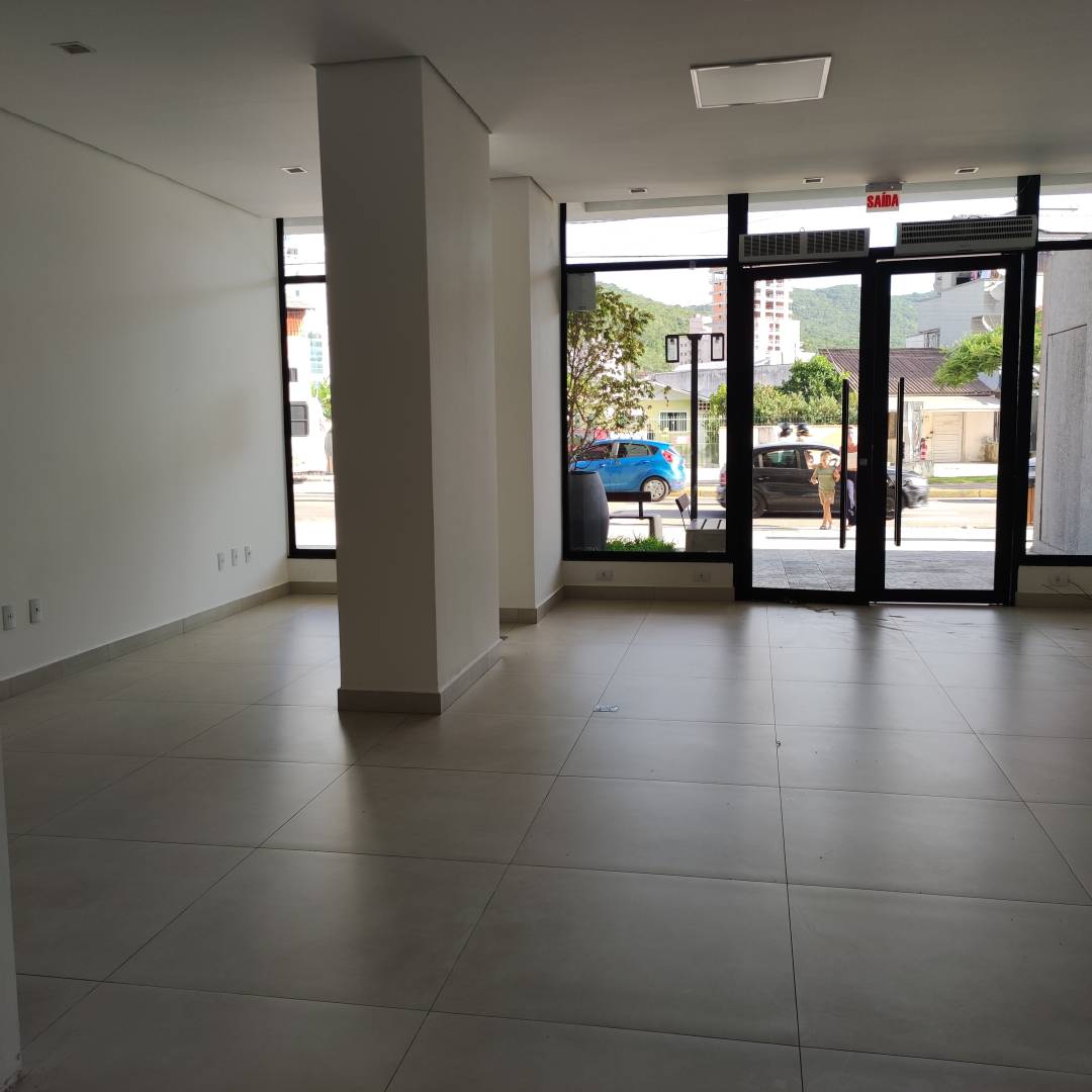 Ótima Sala Comercial em frente a Avenida Governador Celso Ramos