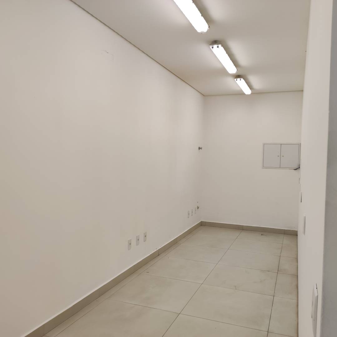 Ótima Sala Comercial em frente a Avenida Governador Celso Ramos