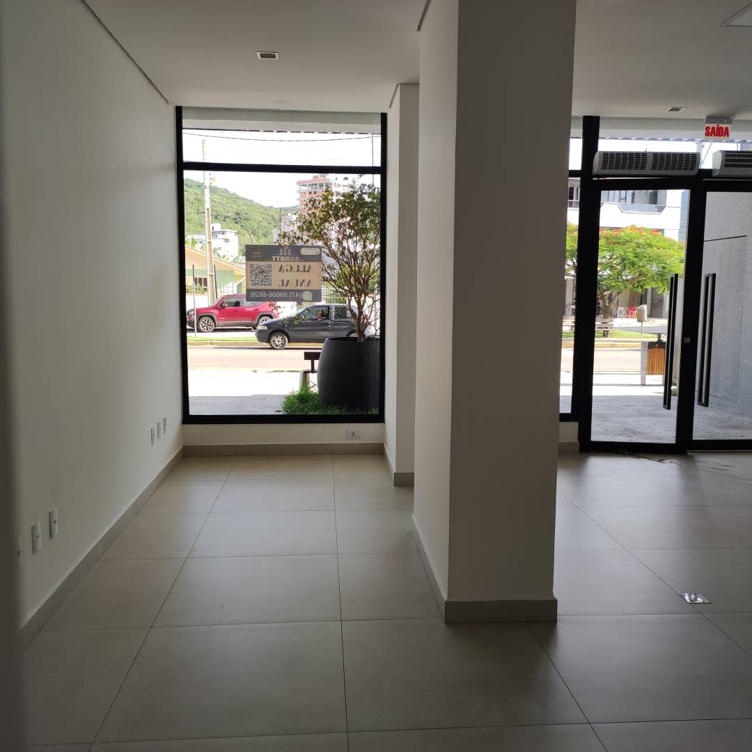 Ótima Sala Comercial em frente a Avenida Governador Celso Ramos