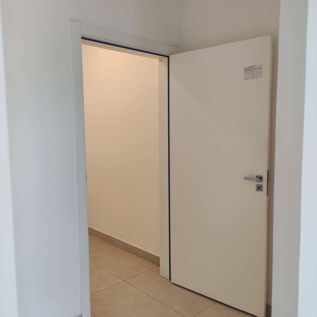 Ótima Sala Comercial em frente a Avenida Governador Celso Ramos