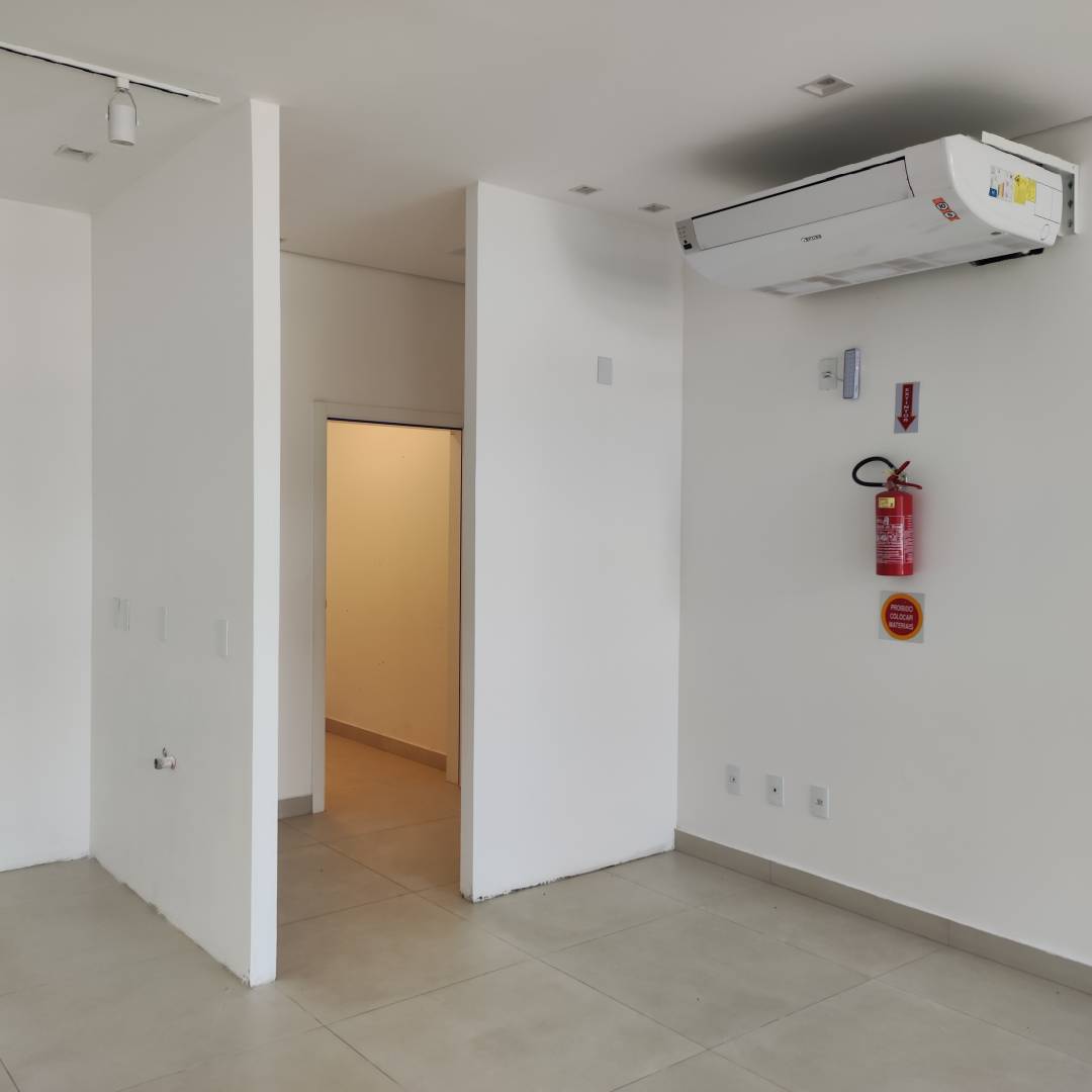 Ótima Sala Comercial em frente a Avenida Governador Celso Ramos