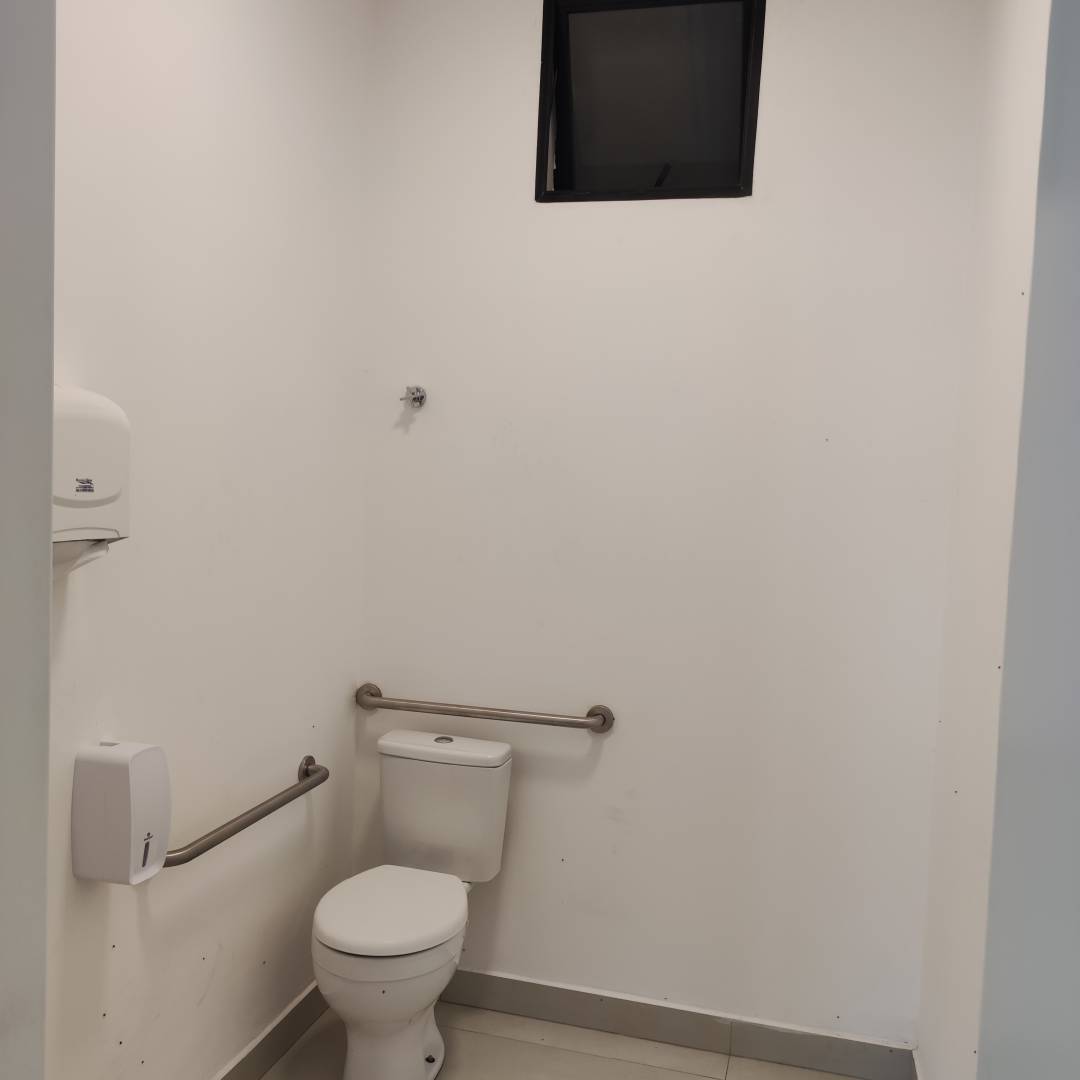 Ótima Sala Comercial em frente a Avenida Governador Celso Ramos
