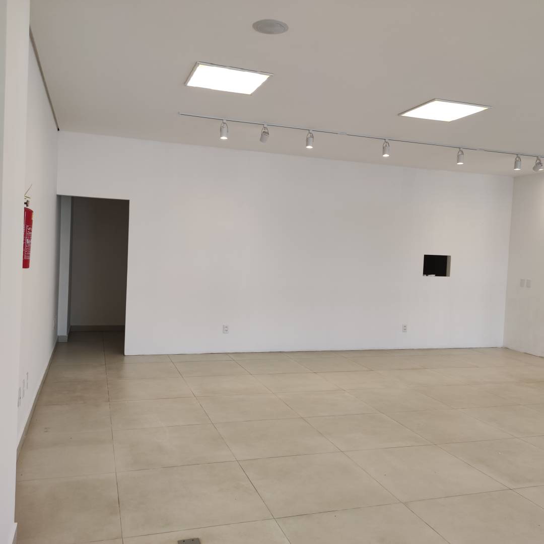 Ótima Sala Comercial em frente a Avenida Governador Celso Ramos