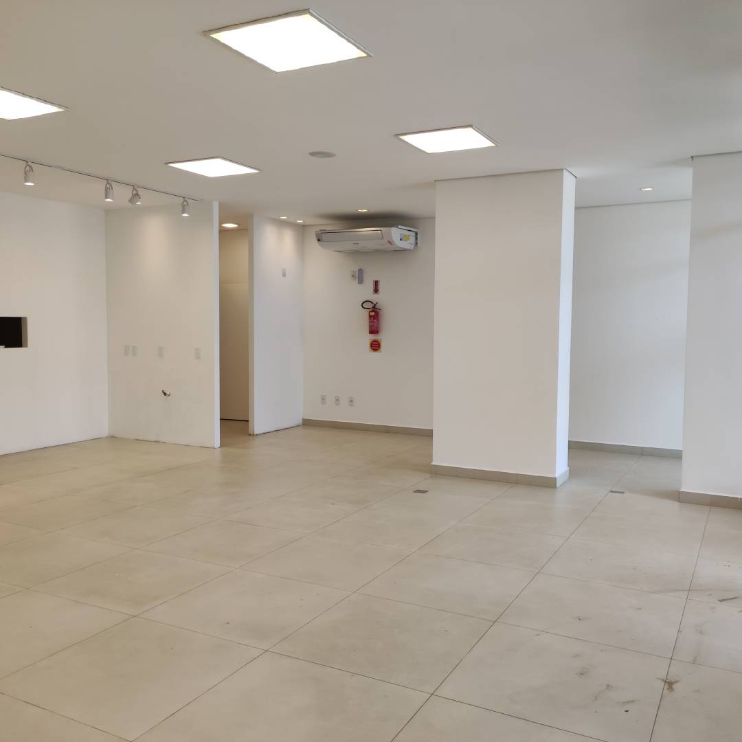 Ótima Sala Comercial em frente a Avenida Governador Celso Ramos