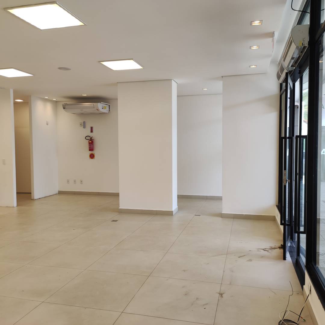 Ótima Sala Comercial em frente a Avenida Governador Celso Ramos