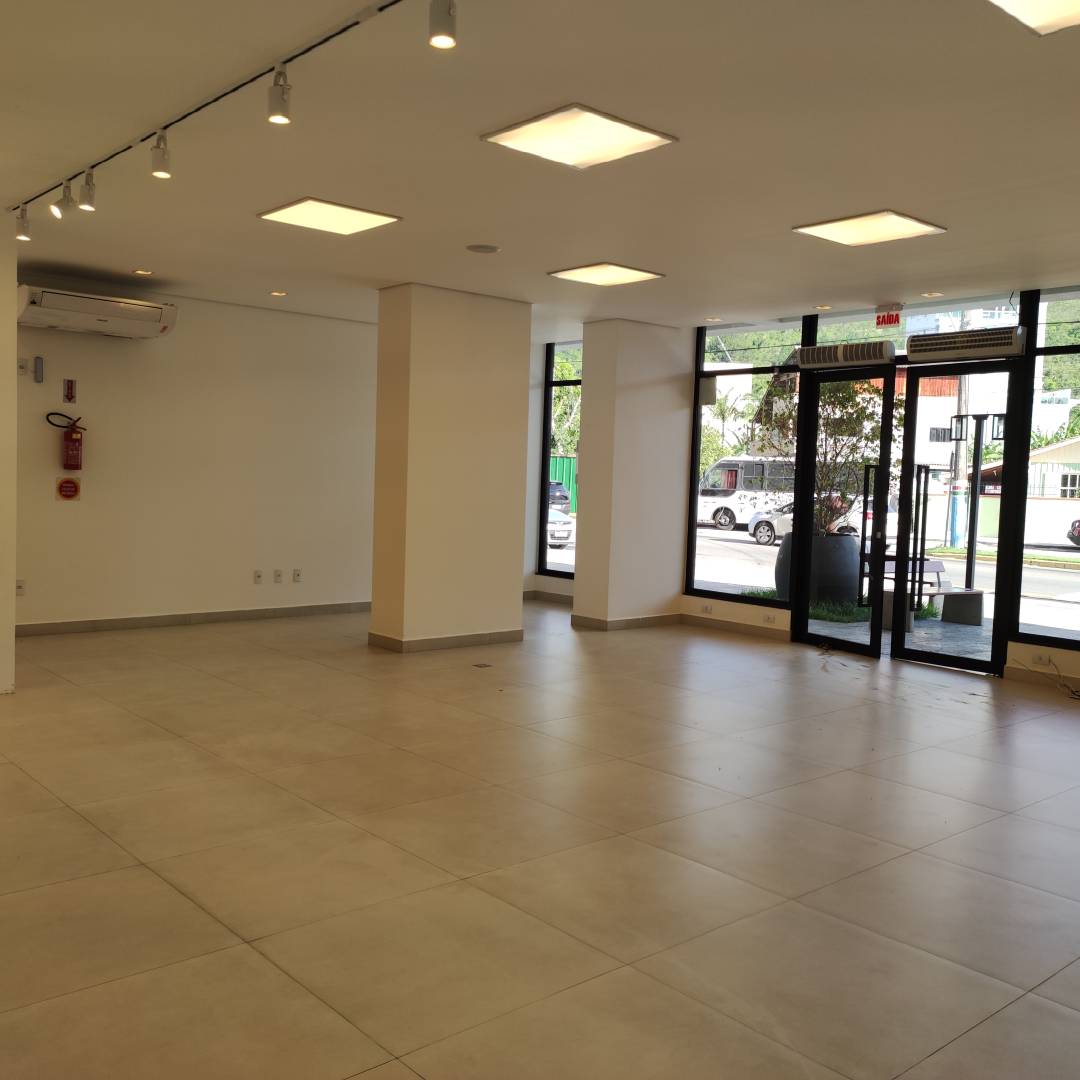 Ótima Sala Comercial em frente a Avenida Governador Celso Ramos