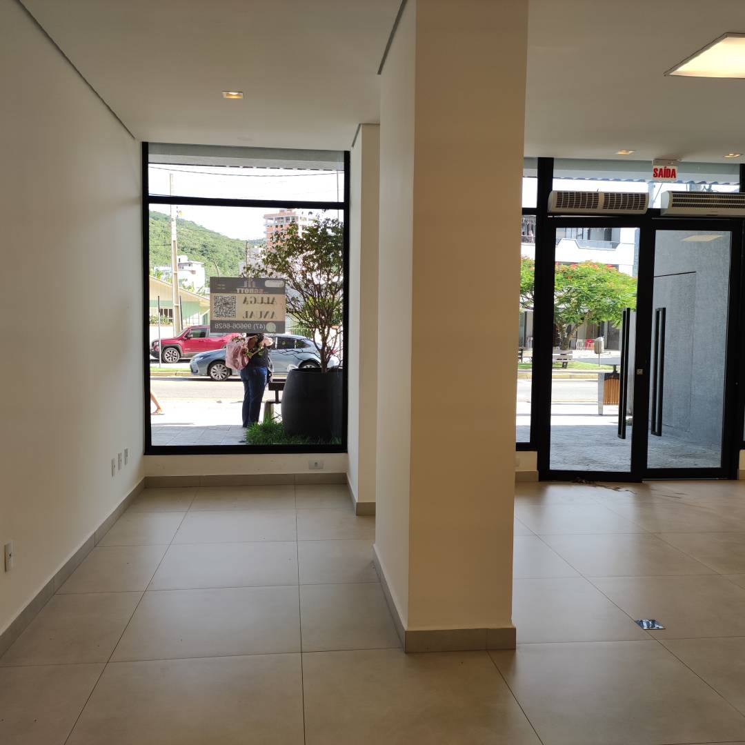 Ótima Sala Comercial em frente a Avenida Governador Celso Ramos