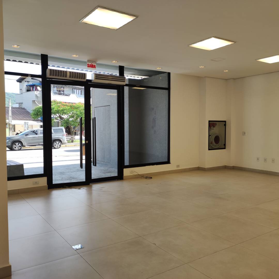 Ótima Sala Comercial em frente a Avenida Governador Celso Ramos