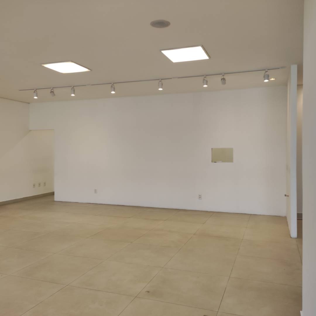 Ótima Sala Comercial em frente a Avenida Governador Celso Ramos