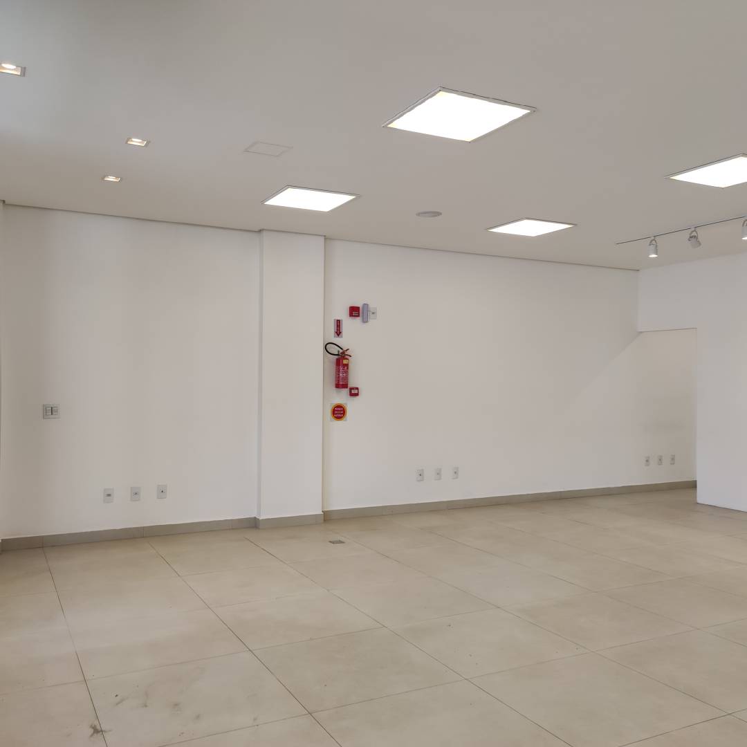 Ótima Sala Comercial em frente a Avenida Governador Celso Ramos